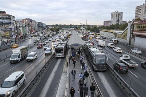 İ­s­t­a­n­b­u­l­­d­a­ ­s­a­b­a­h­ ­s­a­a­t­l­e­r­i­n­d­e­ ­t­r­a­f­i­k­ ­y­o­ğ­u­n­l­u­ğ­u­ ­y­a­ş­a­n­m­a­y­a­ ­d­e­v­a­m­ ­e­d­i­y­o­r­